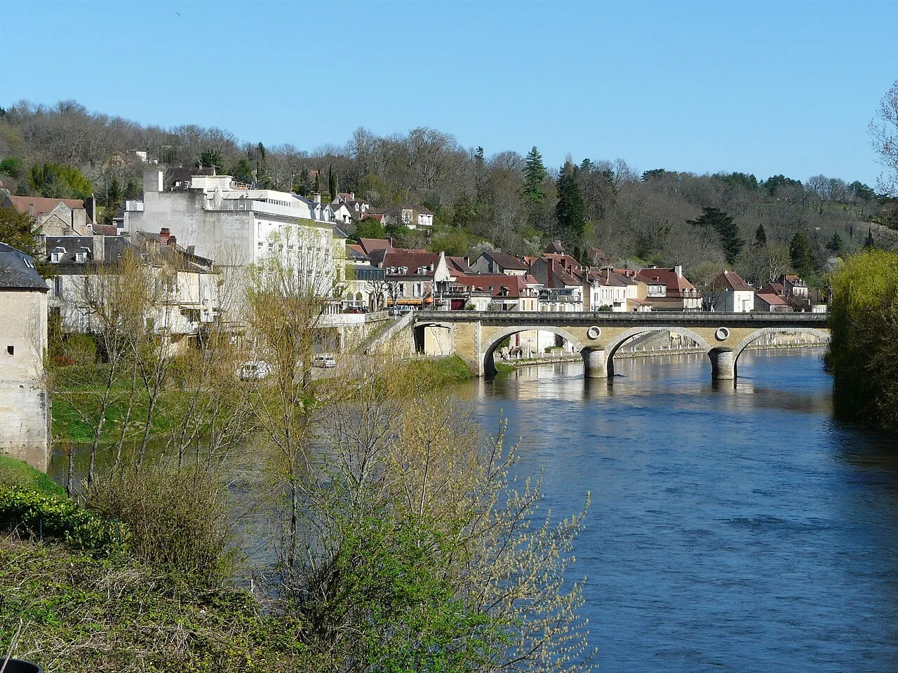 Le bourg du Bugue et la Vézère, Dordogne, France.